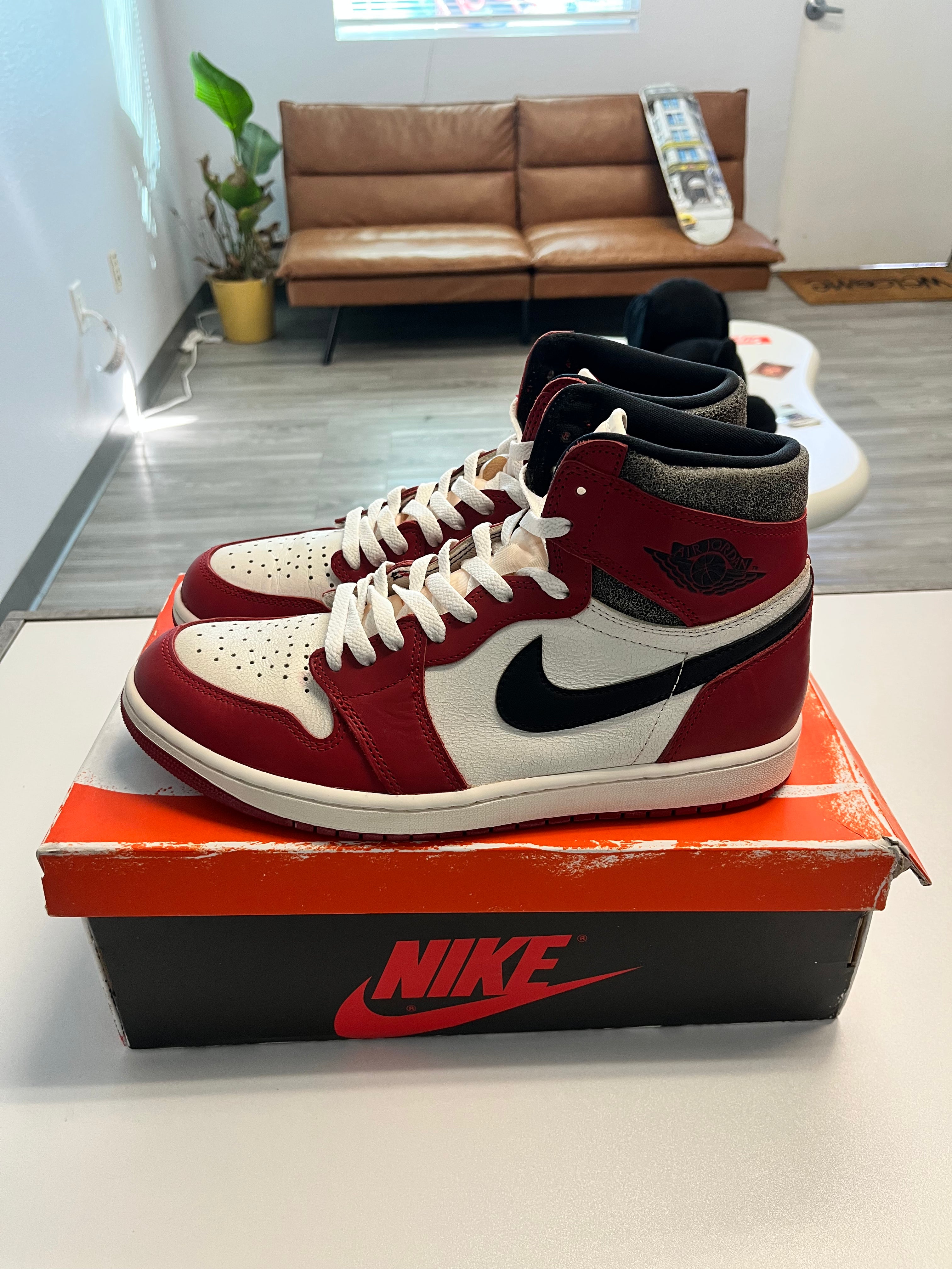 Air Jordan 1 Retro High OG 'Chicago Lost & Found' PRE-OWNED