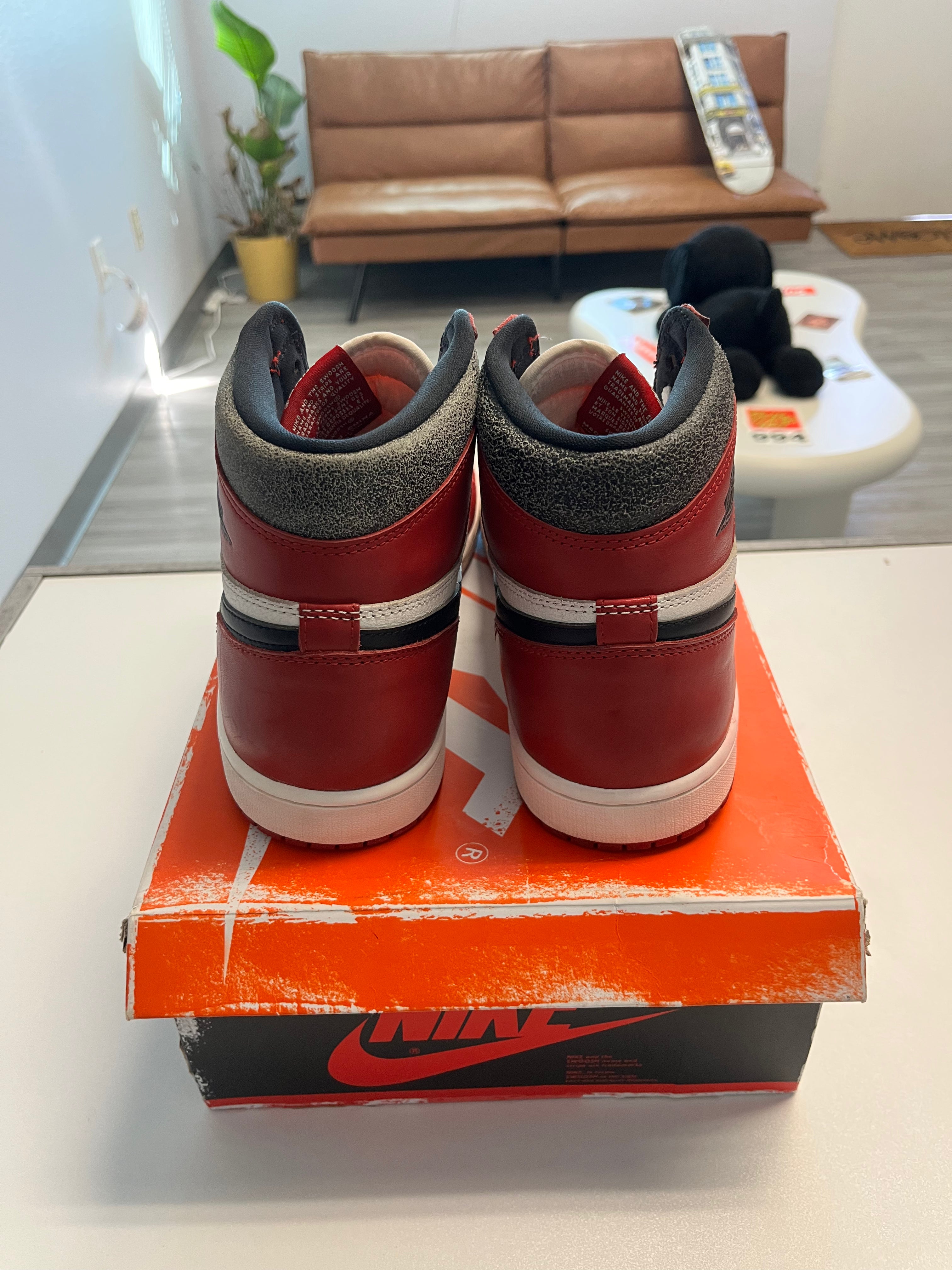 Air Jordan 1 Retro High OG 'Chicago Lost & Found' PRE-OWNED